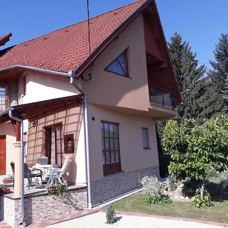 شقة Marika Apartmanhaz