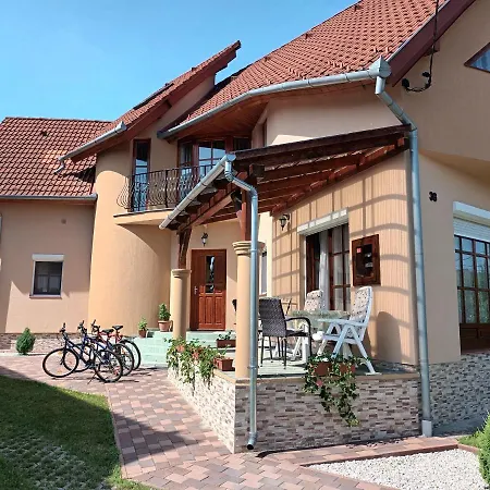 شقة Marika Apartmanhaz *