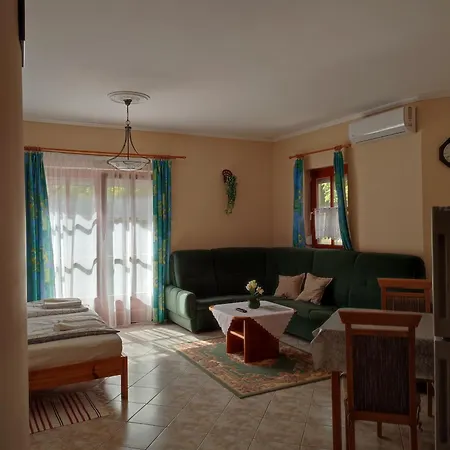 Marika Apartmanhaz アパート ザラカロシュ